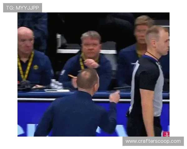 裁判判罚惹争议成全场焦点一举一动持续登上网络热搜讨论不断升级中